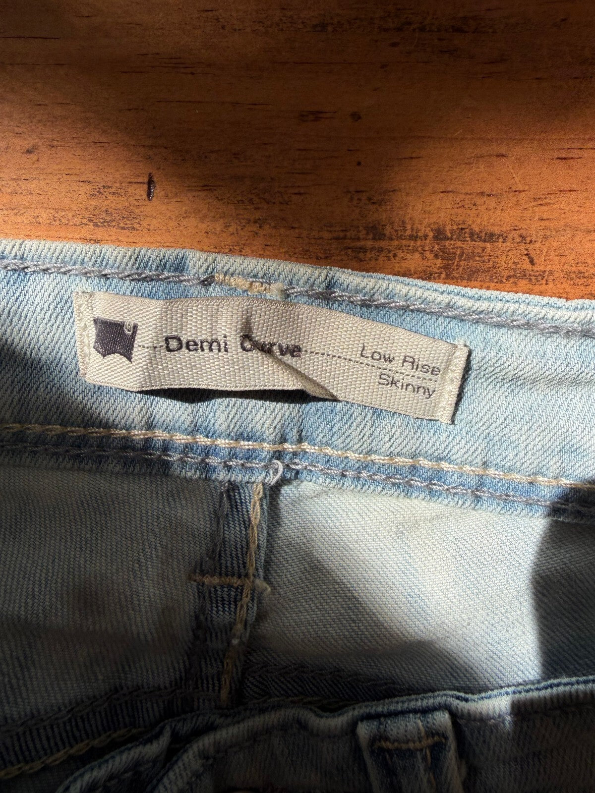 Levi's Demi Curve Low Rise Skinny Jeans Light Wash Distressed Size 26 W26 L32