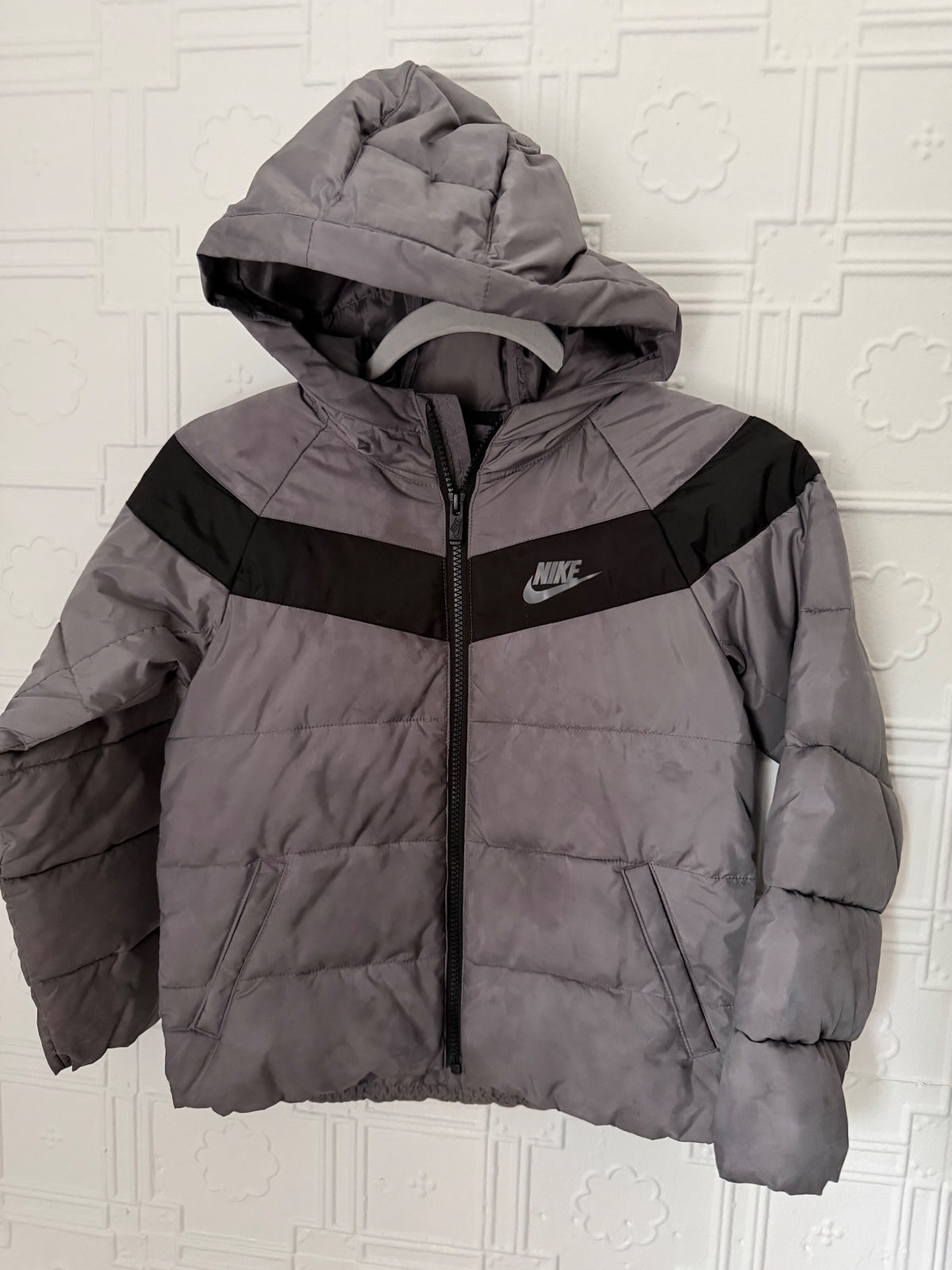 Nike Boys Size 7 Gray & Black Hooded Chevron Puffer Jacket Winter Coat