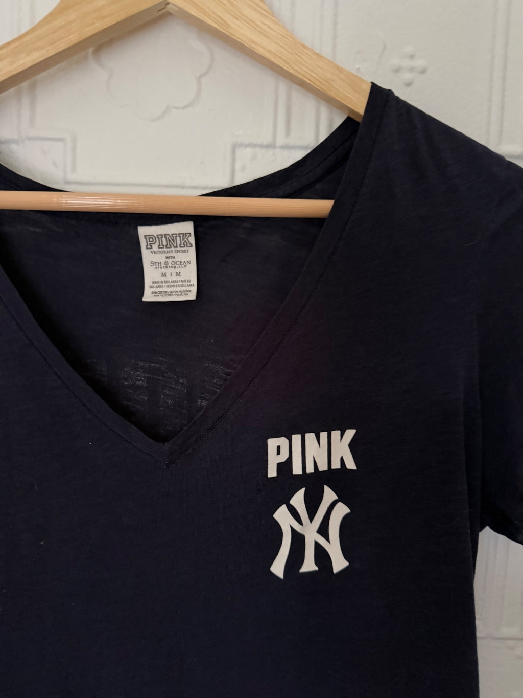 Victorias Secret PINK NY Yankees V Neck Tee Medium⁠
