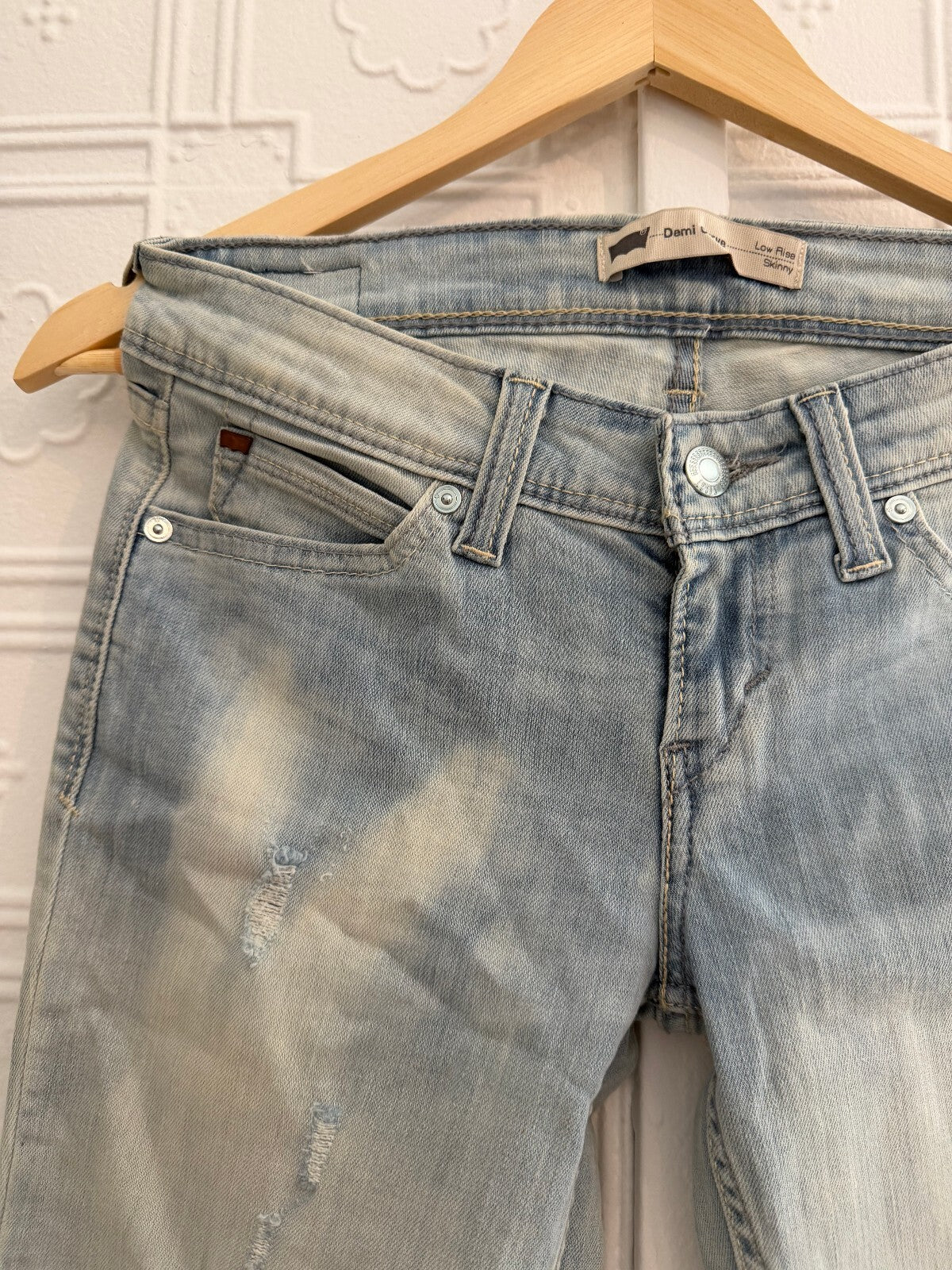 Levi's Demi Curve Low Rise Skinny Jeans Light Wash Distressed Size 26 W26 L32