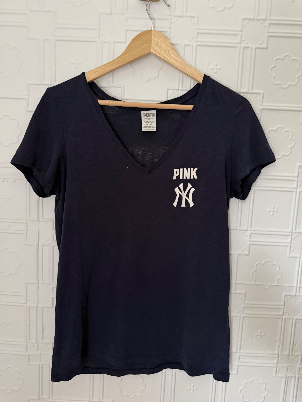 Victorias Secret PINK NY Yankees V Neck Tee Medium⁠