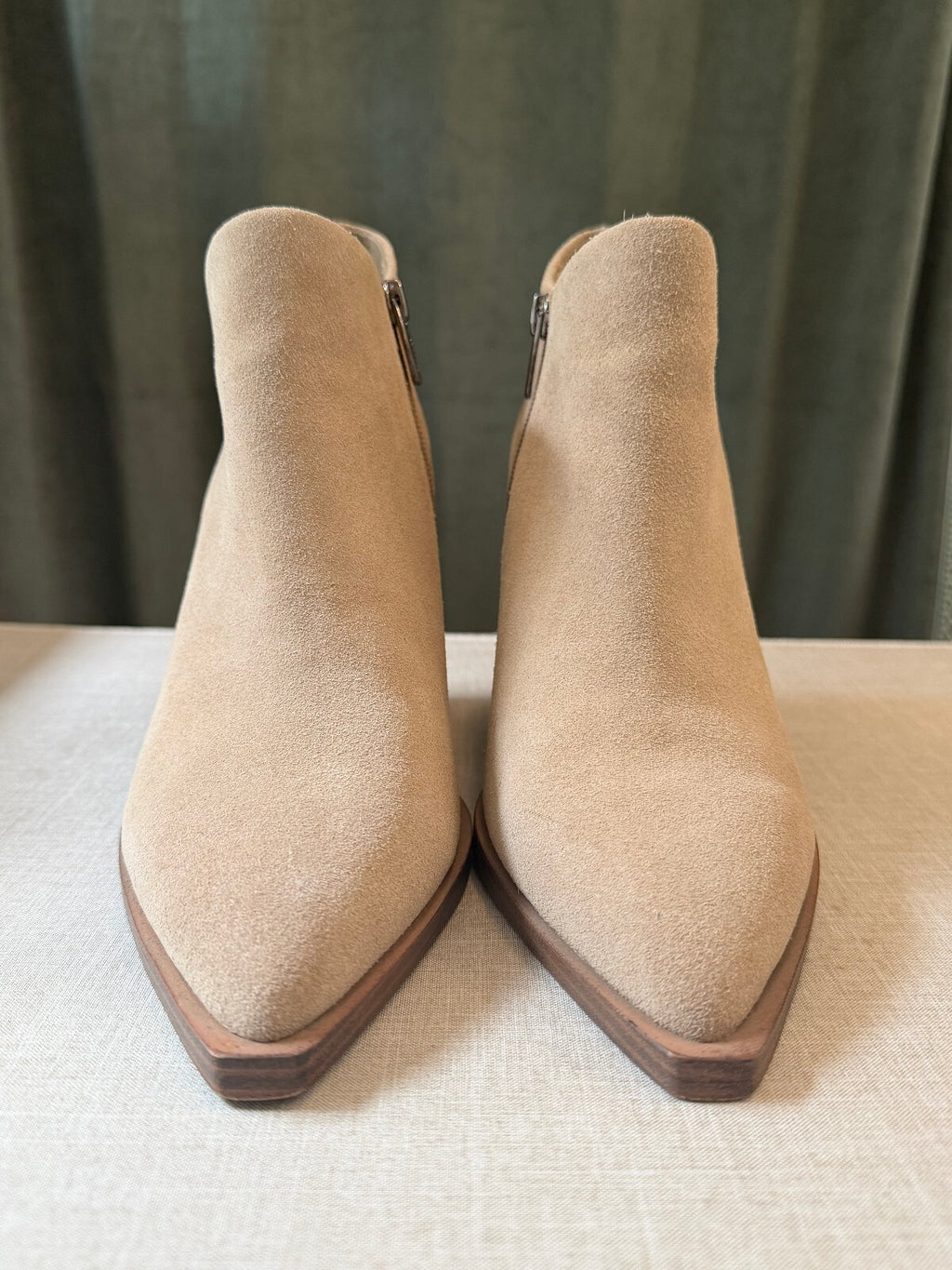 Vince Camuto Golivia Suede Ankle Booties Tan Pointed Toe Block Heel Size 9M