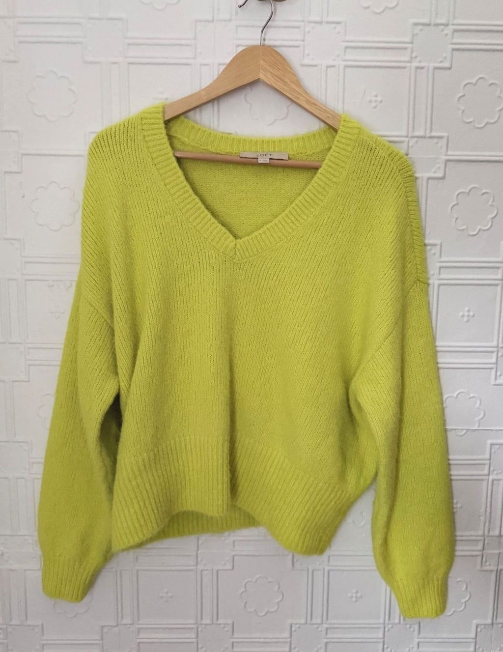 LOFT Ribtrim Relaxed V-Neck Wool Blend Sweater Size M Chartreuse Lime Green