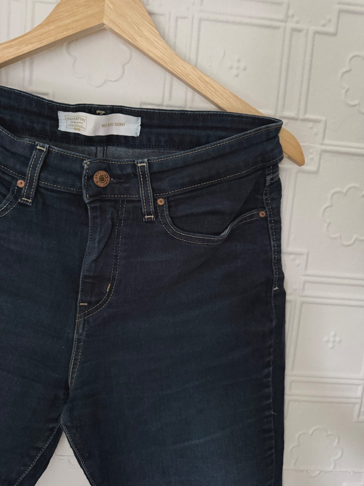 Signature by Levi Strauss & Co. Mid Rise Skinny Jeans Dark Wash Size 12M W31 L30